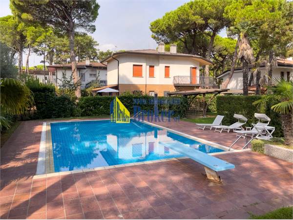 PRESTIGIOSA VILLA con piscina a 200 metri dal mare