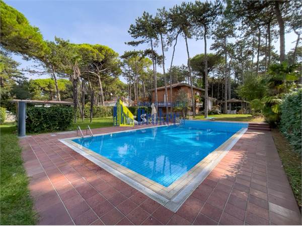 PRESTIGIOSA VILLA con piscina a 200 metri dal mare