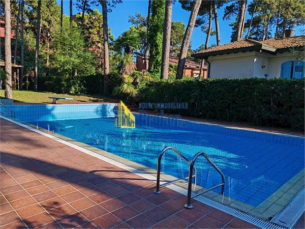 PRESTIGIOSA VILLA con piscina a 200 metri dal mare