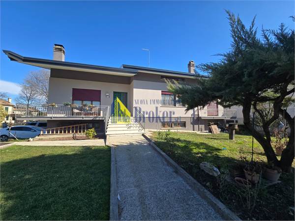 Ampia casa singola adatta famiglia numerosa