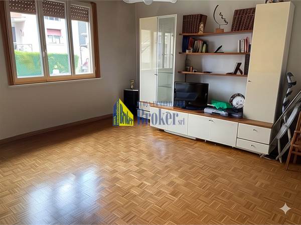 Casa indipendente con 1200 mq di giardino