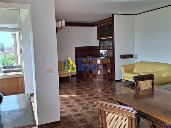 Ampio tricamere con doppi servizi + box