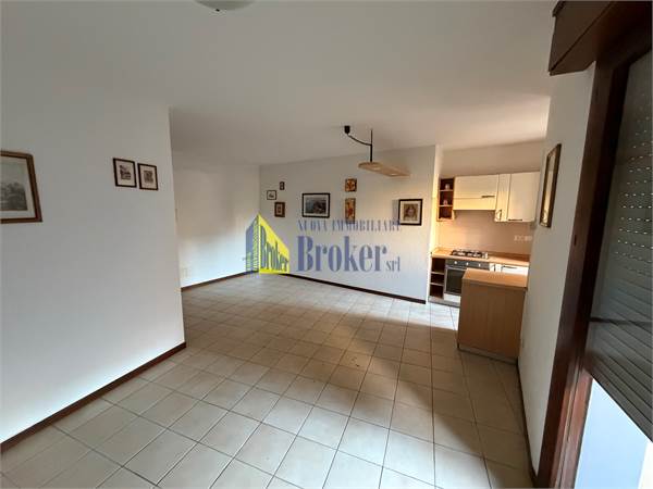 Centrale bicamere con ampio garage